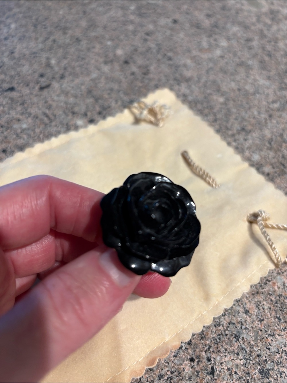 Kenneth Jay Lane Black Flower ring - Picture 5 of 6